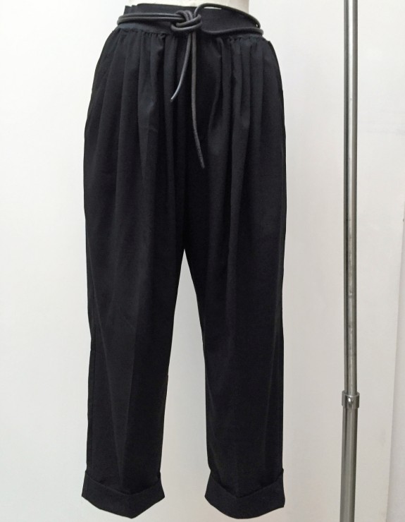 TROUSERS WITH LARGE FOLDS